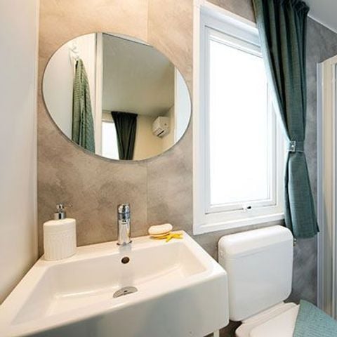 Mobilheim 6 Personen - Premium | 3 Zi. | 6 Pers. | Erhöhte Terrasse | 2 Bäder | Klim.
