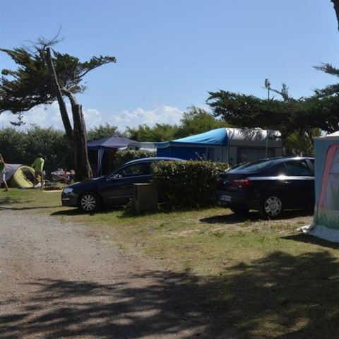 EMPLACEMENT - Electricité 10A incluse / Prise européenne non incluse / 1 voiture sur l'emplacement