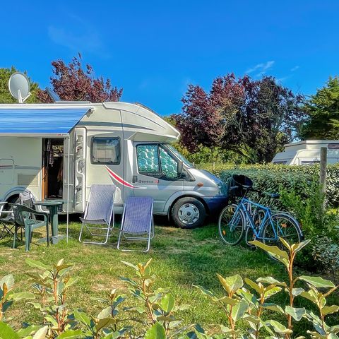 Stellplatz - Strom 10A inbegriffen / Europäische Steckdose nicht inbegriffen / 1 Auto auf dem Stellplatz
