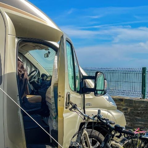 EMPLACEMENT - Electricité 10A incluse / Prise européenne non incluse / 1 voiture sur l'emplacement