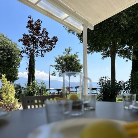 MOBILHOME 4 personnes - AVEC VUE SUR LE LAC 24m avec terrasse ouverte/pergola