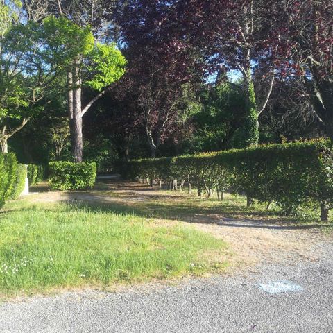 EMPLACEMENT - Forfait Nature (sans électricité) (1 tente, caravane ou camping-car / 1 voiture)