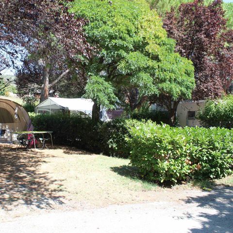 STAANPLAATS - Natuurpakket (zonder elektriciteit) (1 tent, caravan of camper / 1 auto)