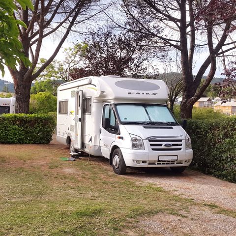 PARCELA - Paquete confort (1 tienda, caravana o autocaravana / 1 coche / electricidad 10A)