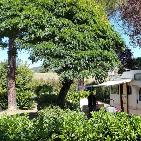 STAANPLAATS - Comfortpakket (1 tent, caravan of camper / 1 auto / 10A elektriciteit)