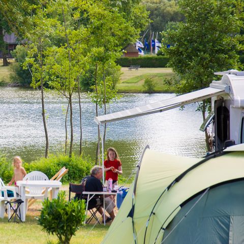 STAANPLAATS - Natuurpakket (1 tent, caravan of camper / 1 auto)
