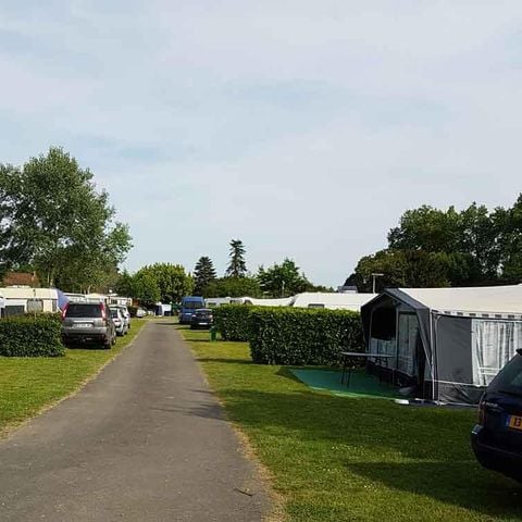 Kampeerplaats - Comfortpakket (1 tent, caravan of camper / 1 auto / 10A elektriciteit)