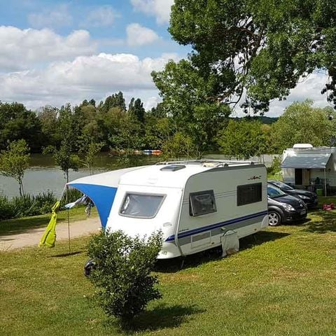 Kampeerplaats - Comfortpakket (1 tent, caravan of camper / 1 auto / 10A elektriciteit)