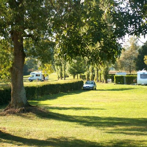 Stellplatz - Forfait Confort (1 Zelt, Wohnwagen oder Wohnmobil / 1 Auto / Strom 10A)