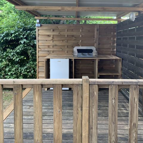 Stellplatz - 2 pers Grand Confort + 110 m2 Strom Überdachte Holzterrasse mit Kühlschrank und Plancha.