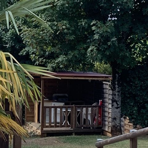 Pitch - 2 pers Grand Confort + 110 m2 electricity Wooden covered terrace with fridge and plancha.
