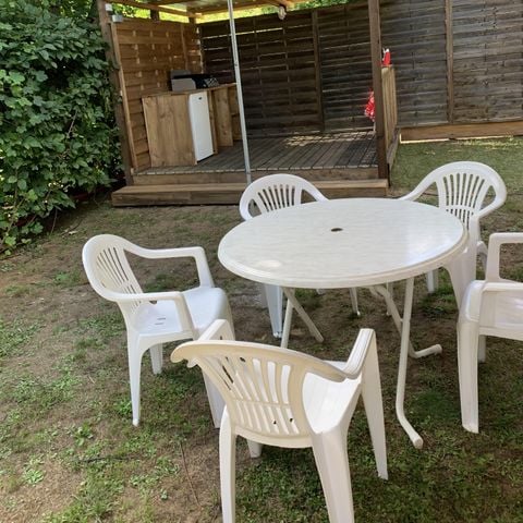 Stellplatz - 2 pers Grand Confort + 110 m2 Strom Überdachte Holzterrasse mit Kühlschrank und Plancha.