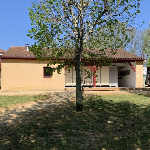 Pitch - 2 pers Grand Confort + 110 m2 electricity Wooden covered terrace with fridge and plancha.