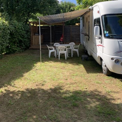 Stellplatz - 2 pers Grand Confort + 110 m2 Strom Überdachte Holzterrasse mit Kühlschrank und Plancha.