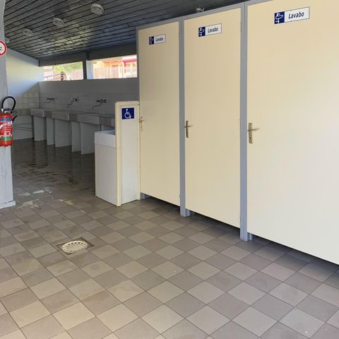 Pitch - 2 pers Grand Confort + 110 m2 electricity Wooden covered terrace with fridge and plancha.