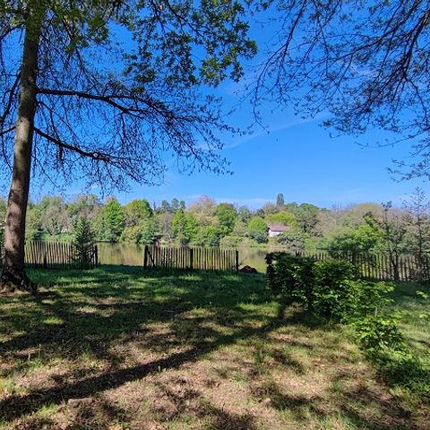 Stellplatz - Flussufer (1 Zelt, Wohnwagen oder Wohnmobil / 1 Auto / Strom 10A)