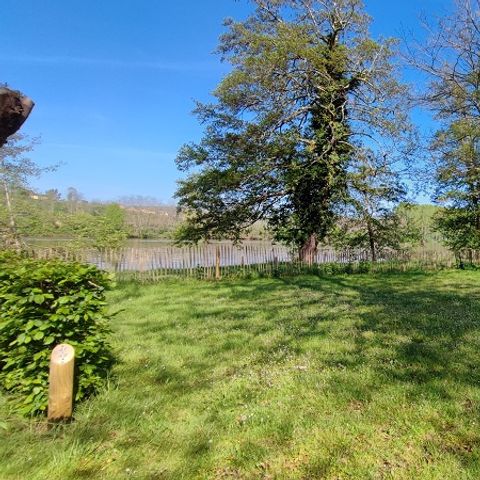 Stellplatz - Flussufer (1 Zelt, Wohnwagen oder Wohnmobil / 1 Auto / Strom 10A)