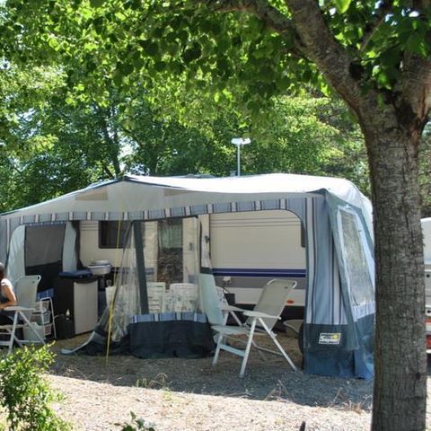 EMPLACEMENT - Forfait Confort (1 tente, caravane ou camping-car / 1 voiture / électricité )