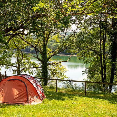 EMPLACEMENT - Forfait Privilège vue sur lac (caravane ou camping-car / 1 voiture / électricité )