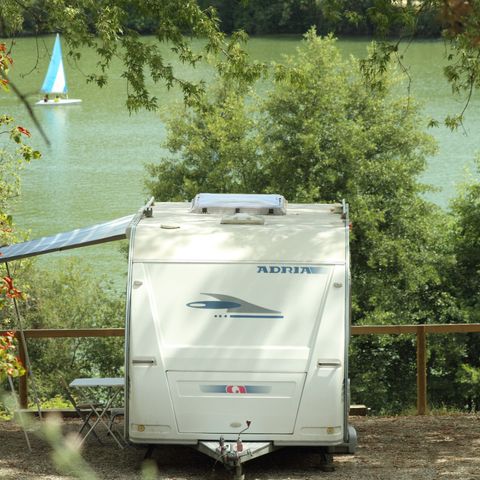 EMPLACEMENT - Forfait Privilège vue sur lac (caravane ou camping-car / 1 voiture / électricité )