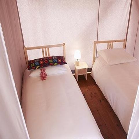 Tente en toile et en bois 4 personnes - Cabane Lodge sur pilotis STANDARD 34m² (2 chambres) dont terrasse couverte 11m² - sans sanitaires | 4 personnes