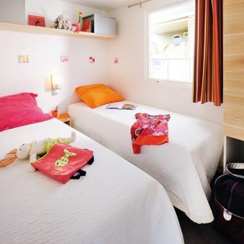 Mobilheim 4 personen - Mobilheim CONFORT 27,5m² (2 Zimmer) + TV + halbüberdachte Terrasse | 4 Personen