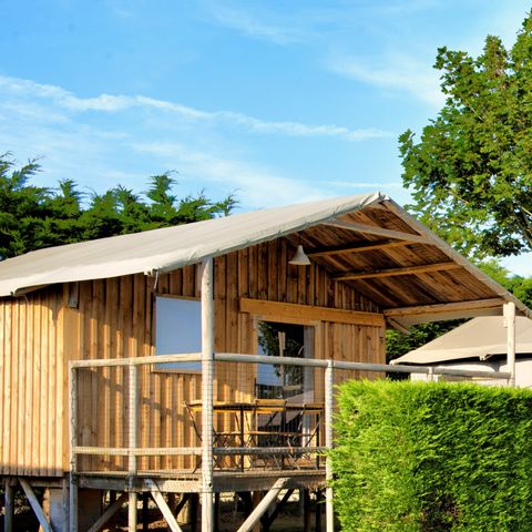 Chalet 4 personen - Lodge-Hütte auf Stelzen STANDARD 34m² (2 Zimmer) TV davon überdachte Terrasse 11m² | 4 Personen