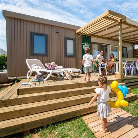 Stacaravan 4 personen - Homeflower PREMIUM 29m² (2 kamers) + CLIM + halfoverdekt terras + TV + Bedlinnenpakket + handdoeken | 4 personen