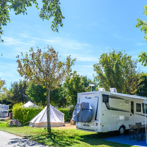 Kampeerplaats - COMFORT-pakket (1 tent, caravan of camper / 1 auto / 10A elektriciteit) + water en haspel | 2/6 personen