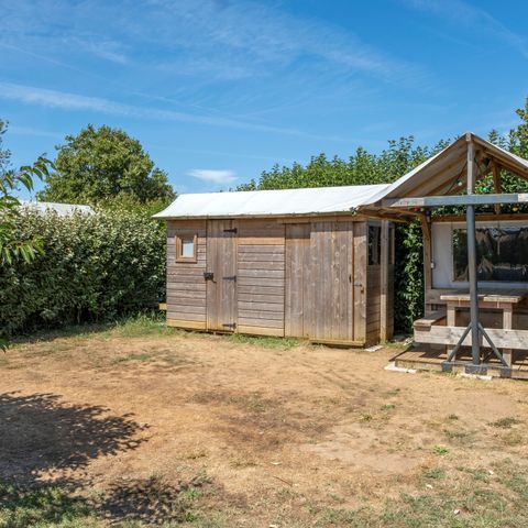 Stellplatz - Pauschale PREMIUM: Stellplatz 16A mit einem Freecamp ausgestattet, private Hütte mit Sanitäranlagen und Küche | 2/6 Personen