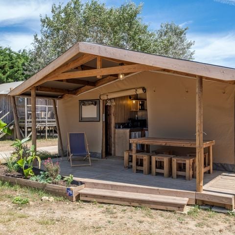 CANVAS AND WOOD TENT 4 people -    	 Ecolodge Cotton toilée CONFORT 35m² (2 bedrooms) including 11m² covered terrace + TV | 4 people