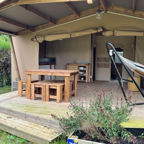 Tente en toile et en bois 6 personnes - Ecolodge Cotton toilée CONFORT 35m² (3 chambres) - dont terrasse couverte de 11m² + TV | 6 personnes