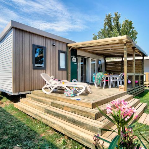 Stacaravan 4 personen - Homeflower PREMIUM met Jacuzzi - 29m² (2 kamers) + halfoverdekt terras + TV + Plancha + Airconditioning | 4 personen