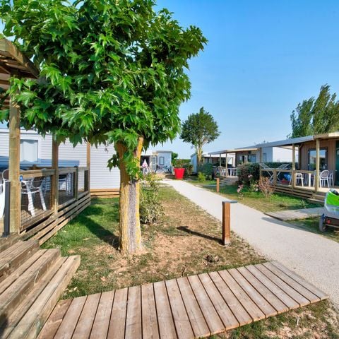 Stacaravan 4 personen - Homeflower PREMIUM met Jacuzzi - 29m² (2 kamers) + halfoverdekt terras + TV + Plancha + Airconditioning | 4 personen