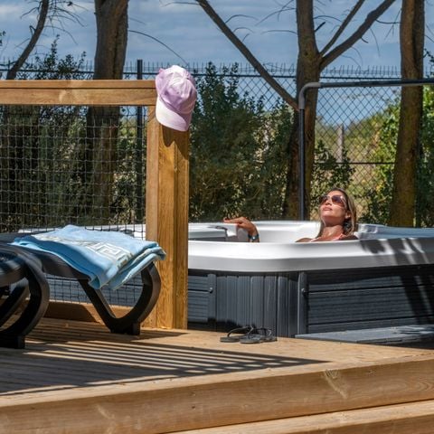 Mobilhome 4 personnes - Homeflower - PREMIUM - PLUS Jacuzzi 29m² - 2 chambres - Lits faits à l'arrivée & ménage