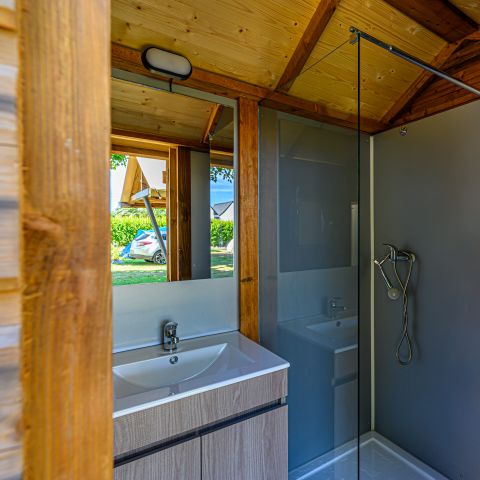 PLOT - Premium package: 10A pitch equipped with a Freecamp (cabin with sanitary facilities and open kitchen)