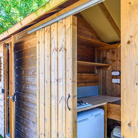 Stellplatz - Pauschale Premium: Stellplatz 10A, ausgestattet mit einem Freecamp (Hütte mit Sanitäranlagen und offener Küche)