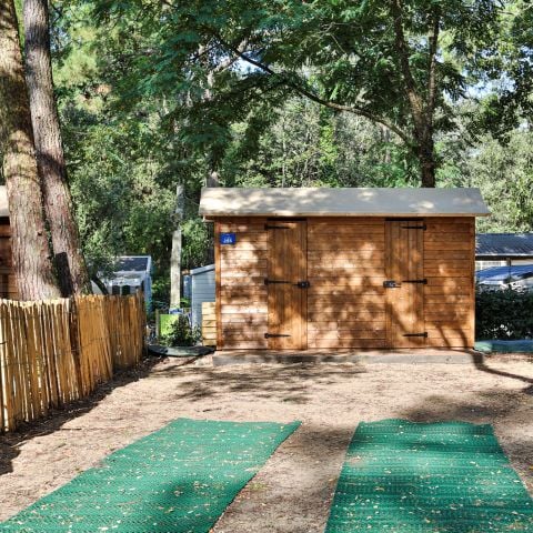 EMPLACEMENT - Forfait Premium : emplacement 10A équipé d'une Freecamp (cabane avec sanitaires et cuisine ouverte)