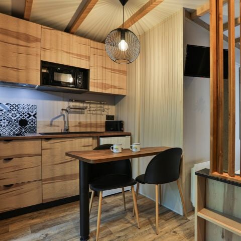 Chalet 2 personen - Premium-Holz 16m² - 1 Schlafzimmer + überdachte Terrasse 8m² + TV + KLIMAANLAGE