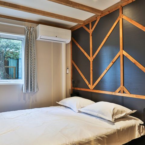 Chalet 2 personen - Premium-Holz 16m² - 1 Schlafzimmer + überdachte Terrasse 8m² + TV + KLIMAANLAGE
