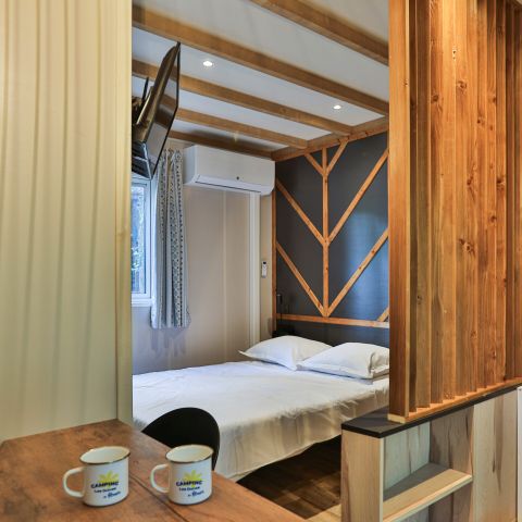 Chalet 2 personen - Premium-Holz 16m² - 1 Schlafzimmer + überdachte Terrasse 8m² + TV + KLIMAANLAGE