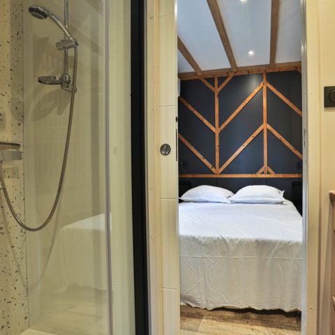 Chalet 2 personen - Premium-Holz 16m² - 1 Schlafzimmer + überdachte Terrasse 8m² + TV + KLIMAANLAGE