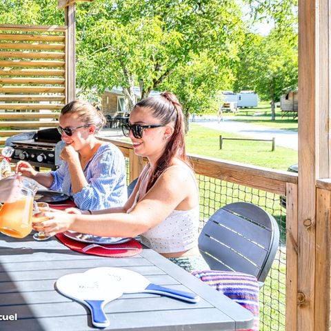 Stacaravan 4 personen - NIEUW // Homeflower Premium CLIM 29m² (2 kamers) + halfoverdekt terras + TV + Bedlinnenpakket + handdoeken 4 pers.