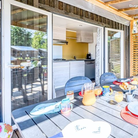 Mobilheim 4 personen - NEW // Homeflower Premium CLIM 29m² (2 Schlafzimmer) + halbüberdachte Terrasse + TV + Bettwäsche + Handtücher 4 Pers.