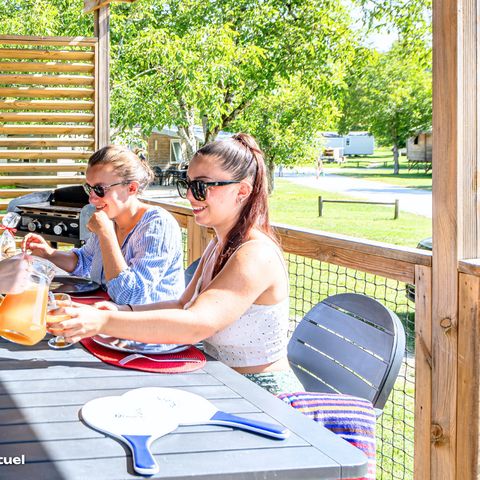 Mobilheim 6 Personen - NEW // Homeflower Premium CLIM 35m² (3 Schlafzimmer) + halbüberdachte Terrasse + TV + Bettwäsche + Handtücher 6 Pers.