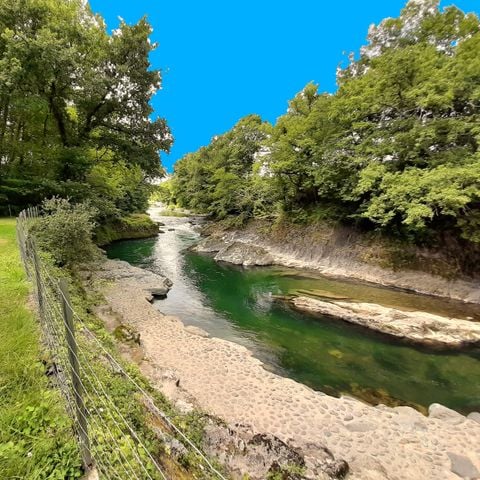 PARCELA - Junto al río: coche + tienda/caravana o autocaravana