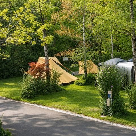 PARCELA - Junto al río: coche + tienda/caravana o autocaravana