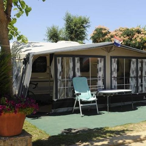Kampeerplaats - Standplaats : auto + tent of caravan + elektriciteit 2/8 pers