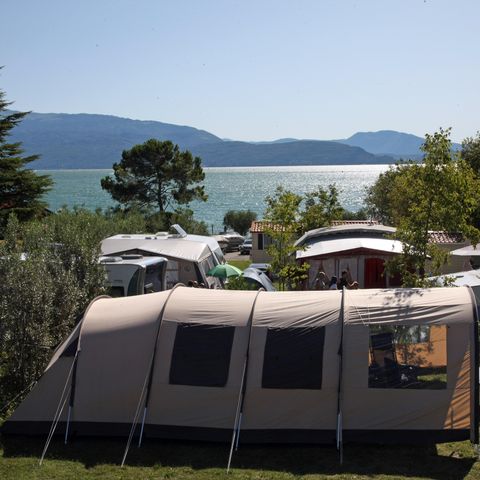 STAANPLAATS - Auto + tent/caravan of camper + 6A elektriciteit