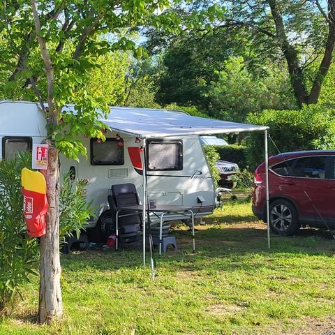 STAANPLAATS - COMFORT CAMPING PAKKET (1 tent + 1 auto ) - elektriciteit inbegrepen 10A -